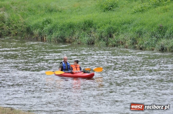 Zdjęcie w galerii na portalu naszraciborz.pl: Ponad trzydziestu śmiałków popłynęło do Dziergowic  wiadomości z regionu
