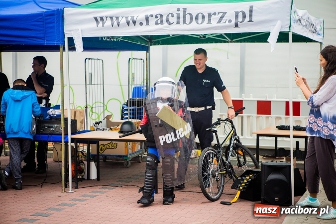 Zdjęcie w galerii na portalu naszraciborz.pl: Trwa festyn profilaktyczny z raciborskimi policjantami wiadomości z regionu