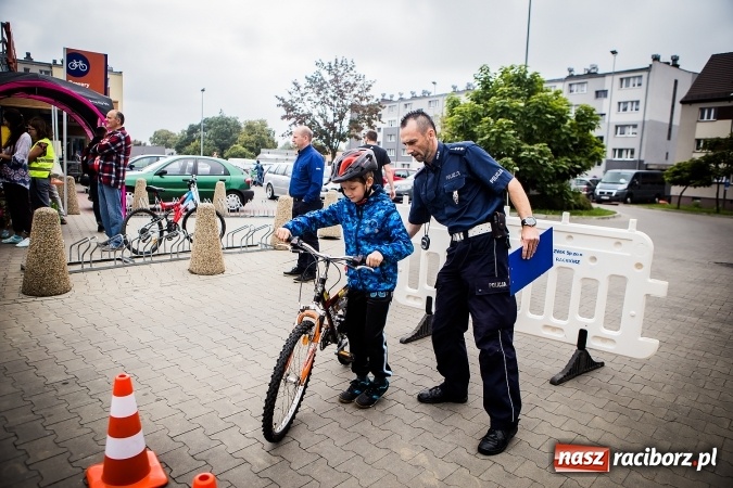 Zdjęcie w galerii na portalu naszraciborz.pl: Trwa festyn profilaktyczny z raciborskimi policjantami wiadomości z regionu