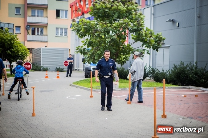 Zdjęcie w galerii na portalu naszraciborz.pl: Trwa festyn profilaktyczny z raciborskimi policjantami wiadomości z regionu