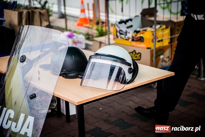 Zdjęcie w galerii na portalu naszraciborz.pl: Trwa festyn profilaktyczny z raciborskimi policjantami wiadomości z regionu