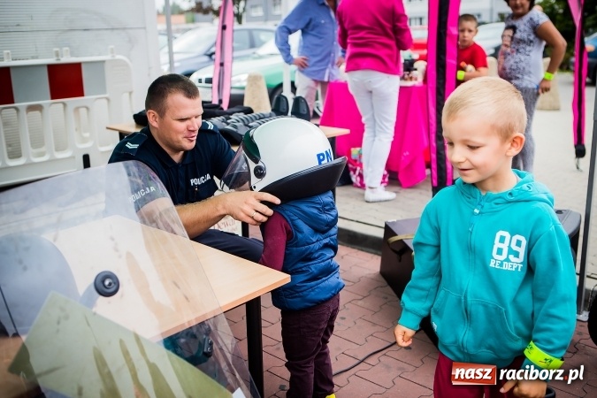 Zdjęcie w galerii na portalu naszraciborz.pl: Trwa festyn profilaktyczny z raciborskimi policjantami wiadomości z regionu