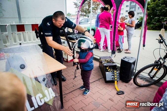 Zdjęcie w galerii na portalu naszraciborz.pl: Trwa festyn profilaktyczny z raciborskimi policjantami wiadomości z regionu