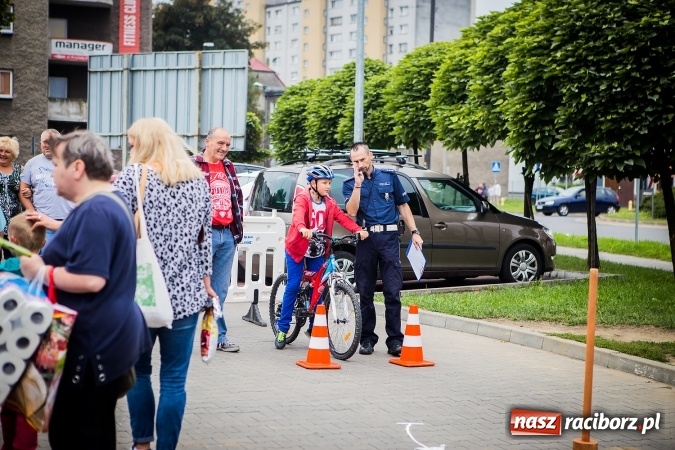 Zdjęcie w galerii na portalu naszraciborz.pl: Trwa festyn profilaktyczny z raciborskimi policjantami wiadomości z regionu