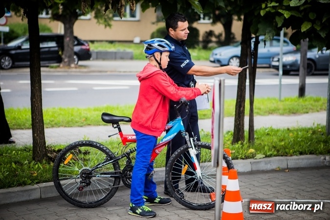 Zdjęcie w galerii na portalu naszraciborz.pl: Trwa festyn profilaktyczny z raciborskimi policjantami wiadomości z regionu