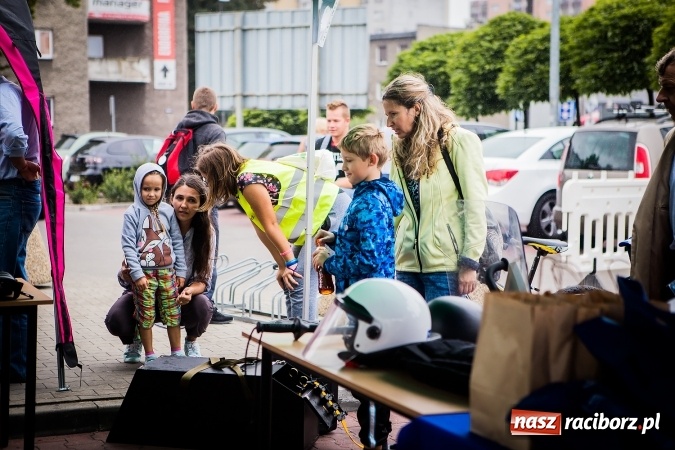 Zdjęcie w galerii na portalu naszraciborz.pl: Trwa festyn profilaktyczny z raciborskimi policjantami wiadomości z regionu