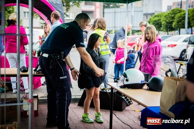 Zdjęcie w galerii na portalu naszraciborz.pl: Trwa festyn profilaktyczny z raciborskimi policjantami wiadomości z regionu