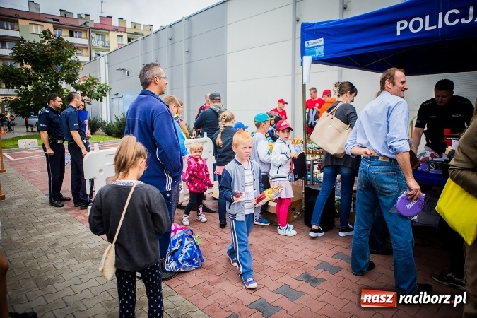 Zdjęcie w galerii na portalu naszraciborz.pl: Trwa festyn profilaktyczny z raciborskimi policjantami wiadomości z regionu