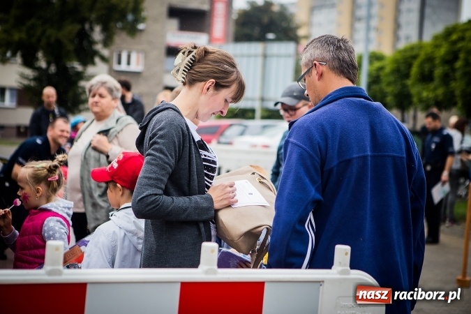 Zdjęcie w galerii na portalu naszraciborz.pl: Trwa festyn profilaktyczny z raciborskimi policjantami wiadomości z regionu