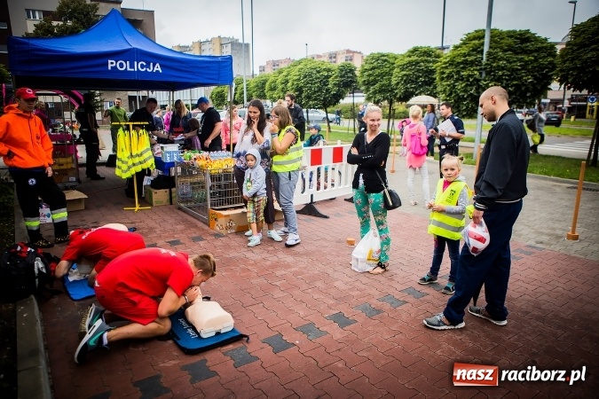 Zdjęcie w galerii na portalu naszraciborz.pl: Trwa festyn profilaktyczny z raciborskimi policjantami wiadomości z regionu