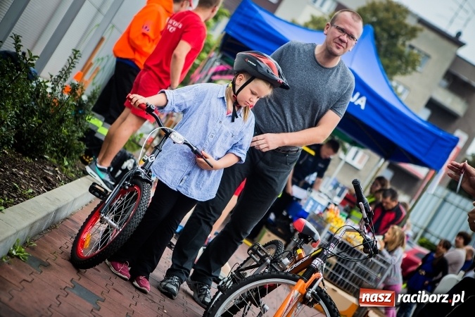 Zdjęcie w galerii na portalu naszraciborz.pl: Trwa festyn profilaktyczny z raciborskimi policjantami wiadomości z regionu