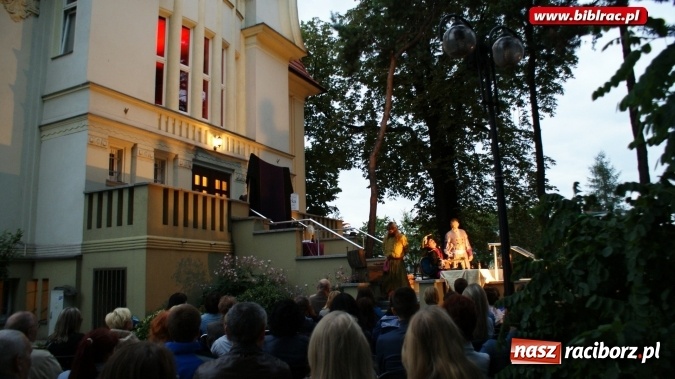Zdjęcie w galerii na portalu naszraciborz.pl: Letni Teatr na Schodach w raciborskiej bibliotece: Zemsta Aleksandra Fredry  wiadomości z regionu