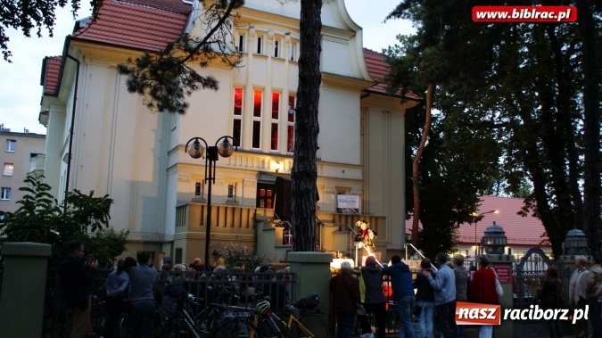 Zdjęcie w galerii na portalu naszraciborz.pl: Letni Teatr na Schodach w raciborskiej bibliotece: Zemsta Aleksandra Fredry  wiadomości z regionu