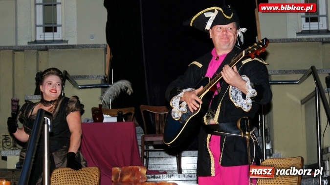 Zdjęcie w galerii na portalu naszraciborz.pl: Letni Teatr na Schodach w raciborskiej bibliotece: Zemsta Aleksandra Fredry  wiadomości z regionu