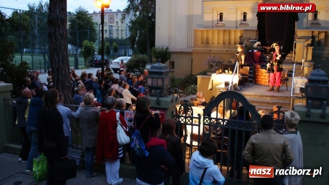 Zdjęcie w galerii na portalu naszraciborz.pl: Letni Teatr na Schodach w raciborskiej bibliotece: Zemsta Aleksandra Fredry  wiadomości z regionu