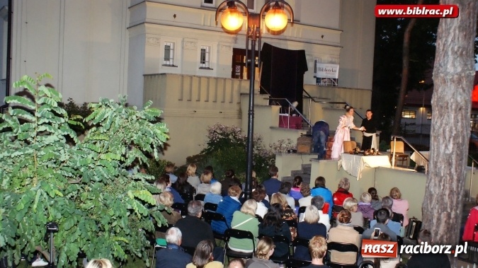 Zdjęcie w galerii na portalu naszraciborz.pl: Letni Teatr na Schodach w raciborskiej bibliotece: Zemsta Aleksandra Fredry  wiadomości z regionu
