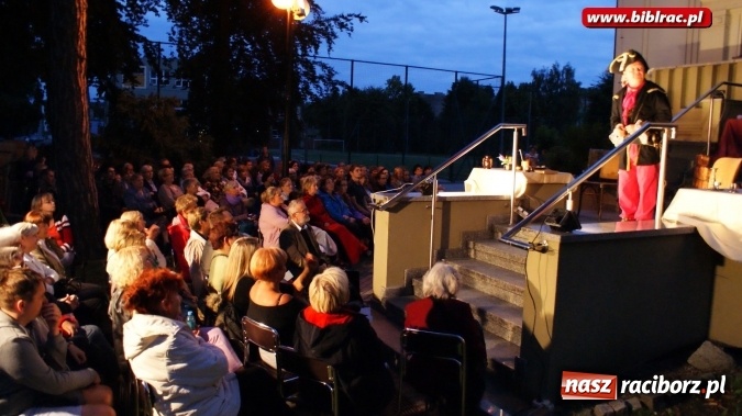 Zdjęcie w galerii na portalu naszraciborz.pl: Letni Teatr na Schodach w raciborskiej bibliotece: Zemsta Aleksandra Fredry  wiadomości z regionu