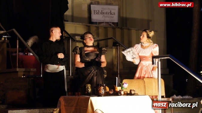 Zdjęcie w galerii na portalu naszraciborz.pl: Letni Teatr na Schodach w raciborskiej bibliotece: Zemsta Aleksandra Fredry  wiadomości z regionu