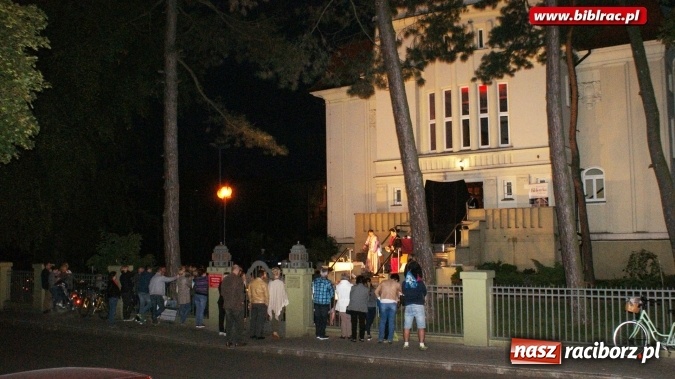 Zdjęcie w galerii na portalu naszraciborz.pl: Letni Teatr na Schodach w raciborskiej bibliotece: Zemsta Aleksandra Fredry  wiadomości z regionu