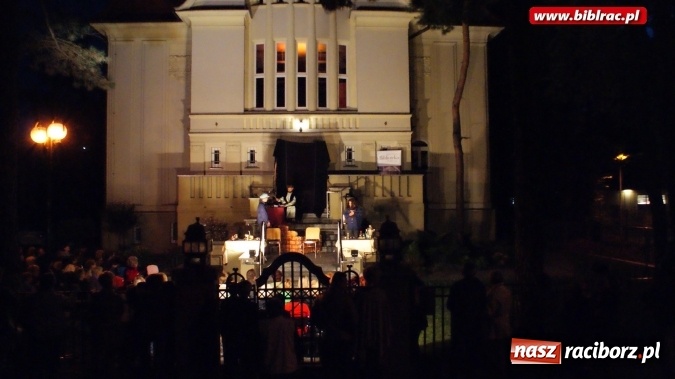 Zdjęcie w galerii na portalu naszraciborz.pl: Letni Teatr na Schodach w raciborskiej bibliotece: Zemsta Aleksandra Fredry  wiadomości z regionu