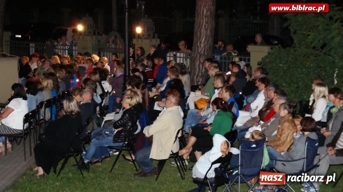 Zdjęcie w galerii na portalu naszraciborz.pl: Letni Teatr na Schodach w raciborskiej bibliotece: Zemsta Aleksandra Fredry  wiadomości z regionu