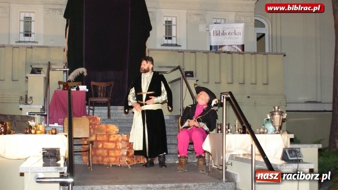 Zdjęcie w galerii na portalu naszraciborz.pl: Letni Teatr na Schodach w raciborskiej bibliotece: Zemsta Aleksandra Fredry  wiadomości z regionu