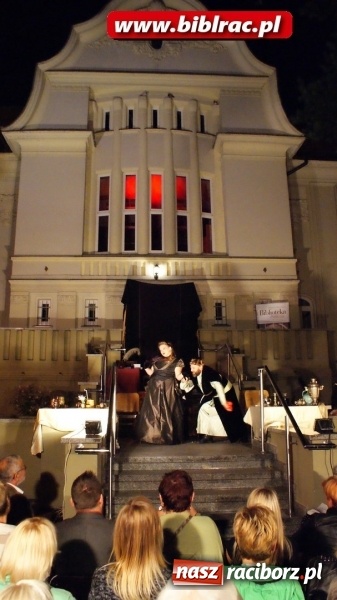 Zdjęcie w galerii na portalu naszraciborz.pl: Letni Teatr na Schodach w raciborskiej bibliotece: Zemsta Aleksandra Fredry  wiadomości z regionu