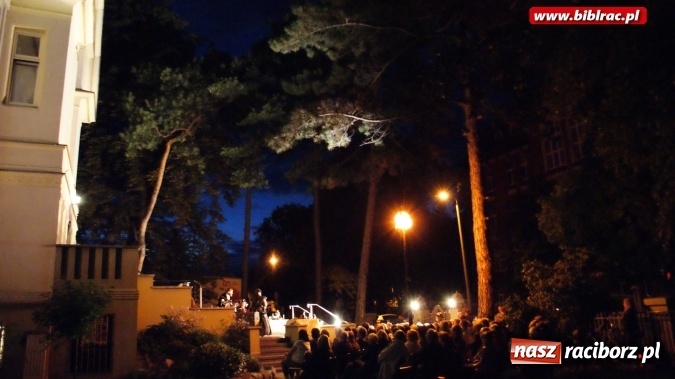 Zdjęcie w galerii na portalu naszraciborz.pl: Letni Teatr na Schodach w raciborskiej bibliotece: Zemsta Aleksandra Fredry  wiadomości z regionu