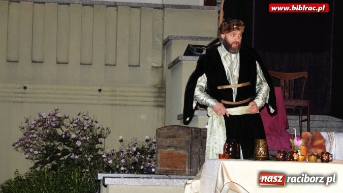 Zdjęcie w galerii na portalu naszraciborz.pl: Letni Teatr na Schodach w raciborskiej bibliotece: Zemsta Aleksandra Fredry  wiadomości z regionu