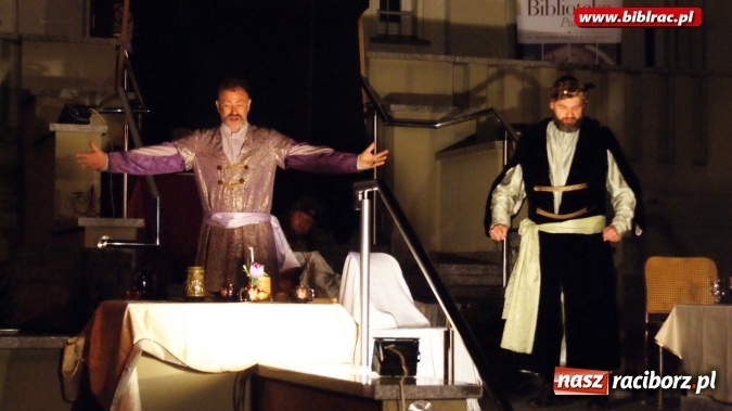 Zdjęcie w galerii na portalu naszraciborz.pl: Letni Teatr na Schodach w raciborskiej bibliotece: Zemsta Aleksandra Fredry  wiadomości z regionu