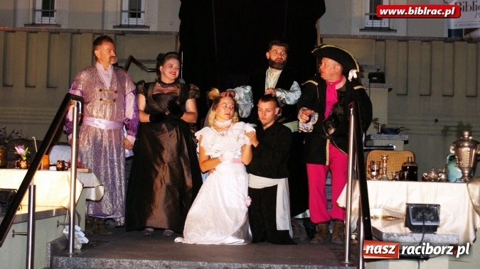 Zdjęcie w galerii na portalu naszraciborz.pl: Letni Teatr na Schodach w raciborskiej bibliotece: Zemsta Aleksandra Fredry  wiadomości z regionu