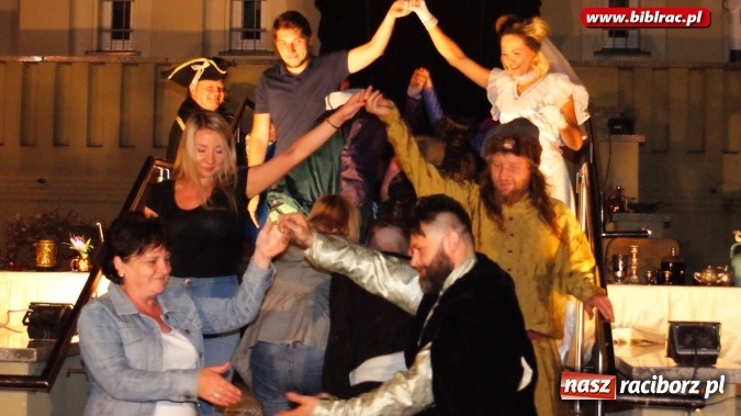 Zdjęcie w galerii na portalu naszraciborz.pl: Letni Teatr na Schodach w raciborskiej bibliotece: Zemsta Aleksandra Fredry  wiadomości z regionu