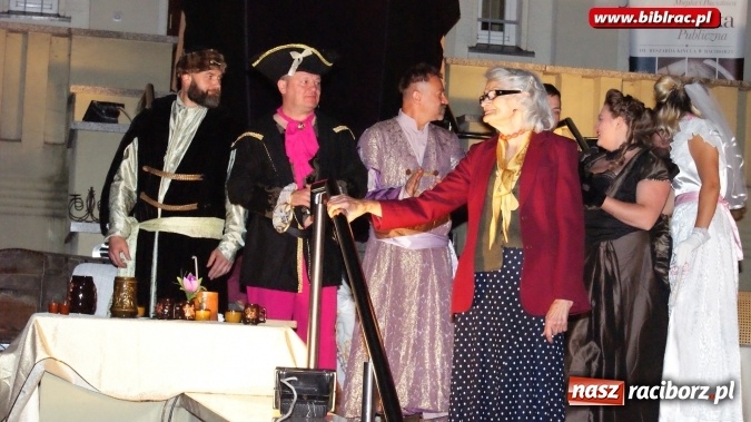 Zdjęcie w galerii na portalu naszraciborz.pl: Letni Teatr na Schodach w raciborskiej bibliotece: Zemsta Aleksandra Fredry  wiadomości z regionu