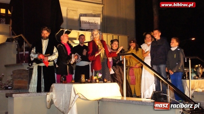 Zdjęcie w galerii na portalu naszraciborz.pl: Letni Teatr na Schodach w raciborskiej bibliotece: Zemsta Aleksandra Fredry  wiadomości z regionu