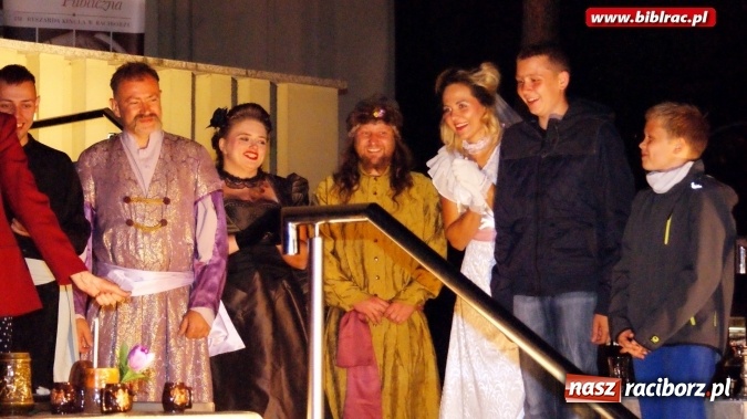 Zdjęcie w galerii na portalu naszraciborz.pl: Letni Teatr na Schodach w raciborskiej bibliotece: Zemsta Aleksandra Fredry  wiadomości z regionu