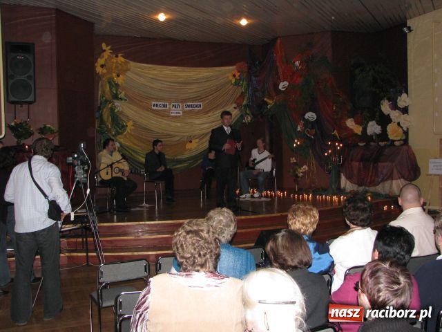 Zdjęcie w galerii na portalu naszraciborz.pl: Wieczór przy świecach wiadomości z regionu