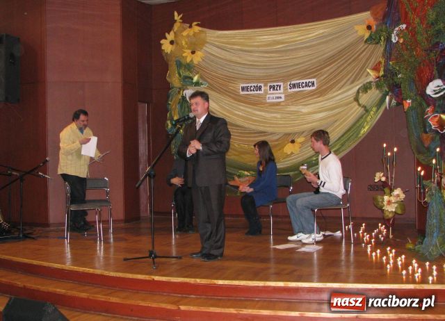 Zdjęcie w galerii na portalu naszraciborz.pl: Wieczór przy świecach wiadomości z regionu