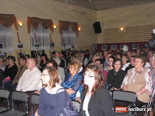 Zdjęcie w galerii na portalu naszraciborz.pl: Wieczór przy świecach wiadomości z regionu
