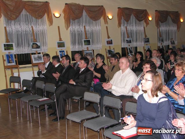 Zdjęcie w galerii na portalu naszraciborz.pl: Wieczór przy świecach wiadomości z regionu