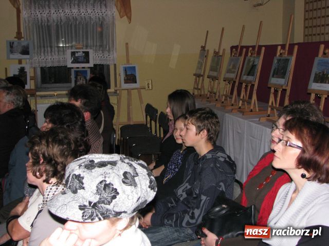 Zdjęcie w galerii na portalu naszraciborz.pl: Wieczór przy świecach wiadomości z regionu