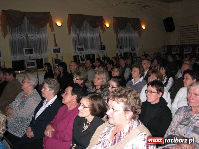 Zdjęcie w galerii na portalu naszraciborz.pl: Wieczór przy świecach wiadomości z regionu