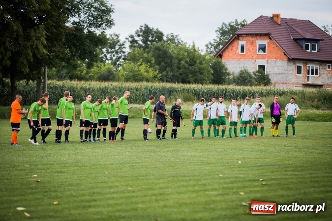 Zdjęcie w galerii na portalu naszraciborz.pl: Piłkarze Krzanowic nie dali szans rywalom. Ocice zagrały dziewięcioma zawodnikami! wiadomości z regionu