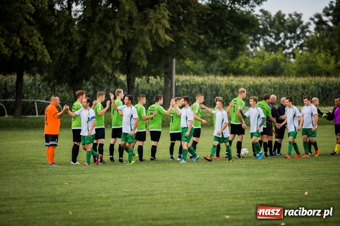 Zdjęcie w galerii na portalu naszraciborz.pl: Piłkarze Krzanowic nie dali szans rywalom. Ocice zagrały dziewięcioma zawodnikami! wiadomości z regionu