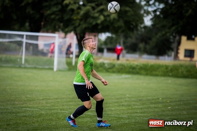 Zdjęcie w galerii na portalu naszraciborz.pl: Piłkarze Krzanowic nie dali szans rywalom. Ocice zagrały dziewięcioma zawodnikami! wiadomości z regionu