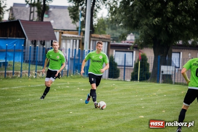 Zdjęcie w galerii na portalu naszraciborz.pl: Piłkarze Krzanowic nie dali szans rywalom. Ocice zagrały dziewięcioma zawodnikami! wiadomości z regionu