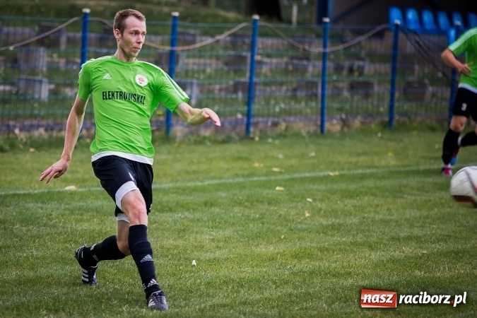 Zdjęcie w galerii na portalu naszraciborz.pl: Piłkarze Krzanowic nie dali szans rywalom. Ocice zagrały dziewięcioma zawodnikami! wiadomości z regionu