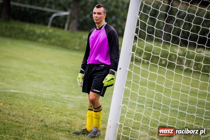 Zdjęcie w galerii na portalu naszraciborz.pl: Piłkarze Krzanowic nie dali szans rywalom. Ocice zagrały dziewięcioma zawodnikami! wiadomości z regionu