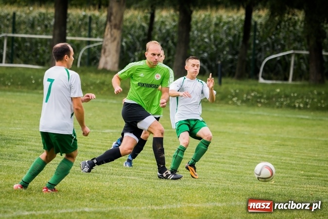 Zdjęcie w galerii na portalu naszraciborz.pl: Piłkarze Krzanowic nie dali szans rywalom. Ocice zagrały dziewięcioma zawodnikami! wiadomości z regionu