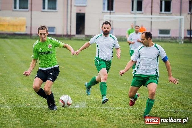 Zdjęcie w galerii na portalu naszraciborz.pl: Piłkarze Krzanowic nie dali szans rywalom. Ocice zagrały dziewięcioma zawodnikami! wiadomości z regionu