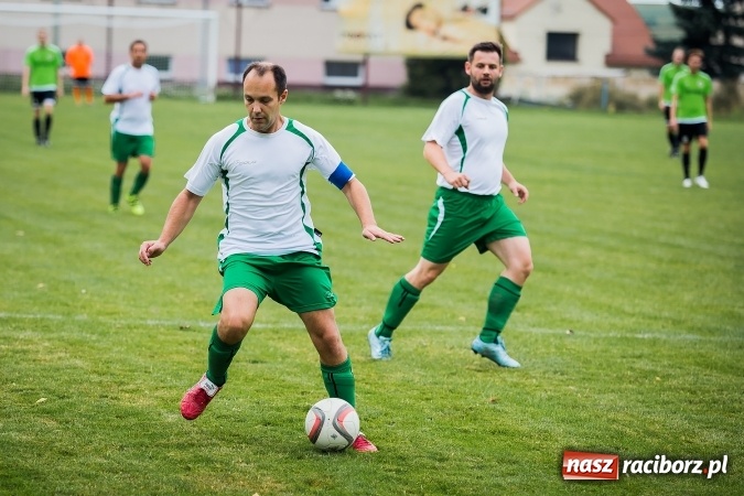 Zdjęcie w galerii na portalu naszraciborz.pl: Piłkarze Krzanowic nie dali szans rywalom. Ocice zagrały dziewięcioma zawodnikami! wiadomości z regionu